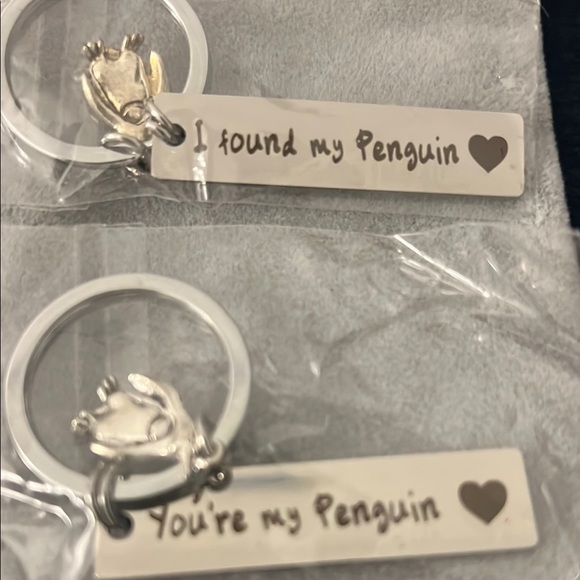 ❤️ Silver Penguin Keychain Set ❤️ - Picture 3 of 3
